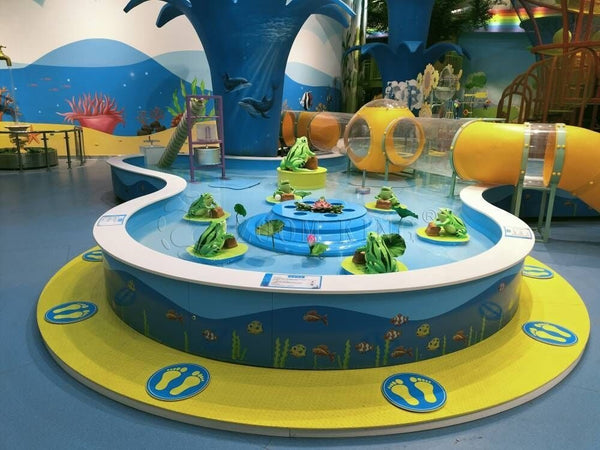 Children experimenting with water flow at interactive river table - SCIENCE EXHIBITS - Zoomking®