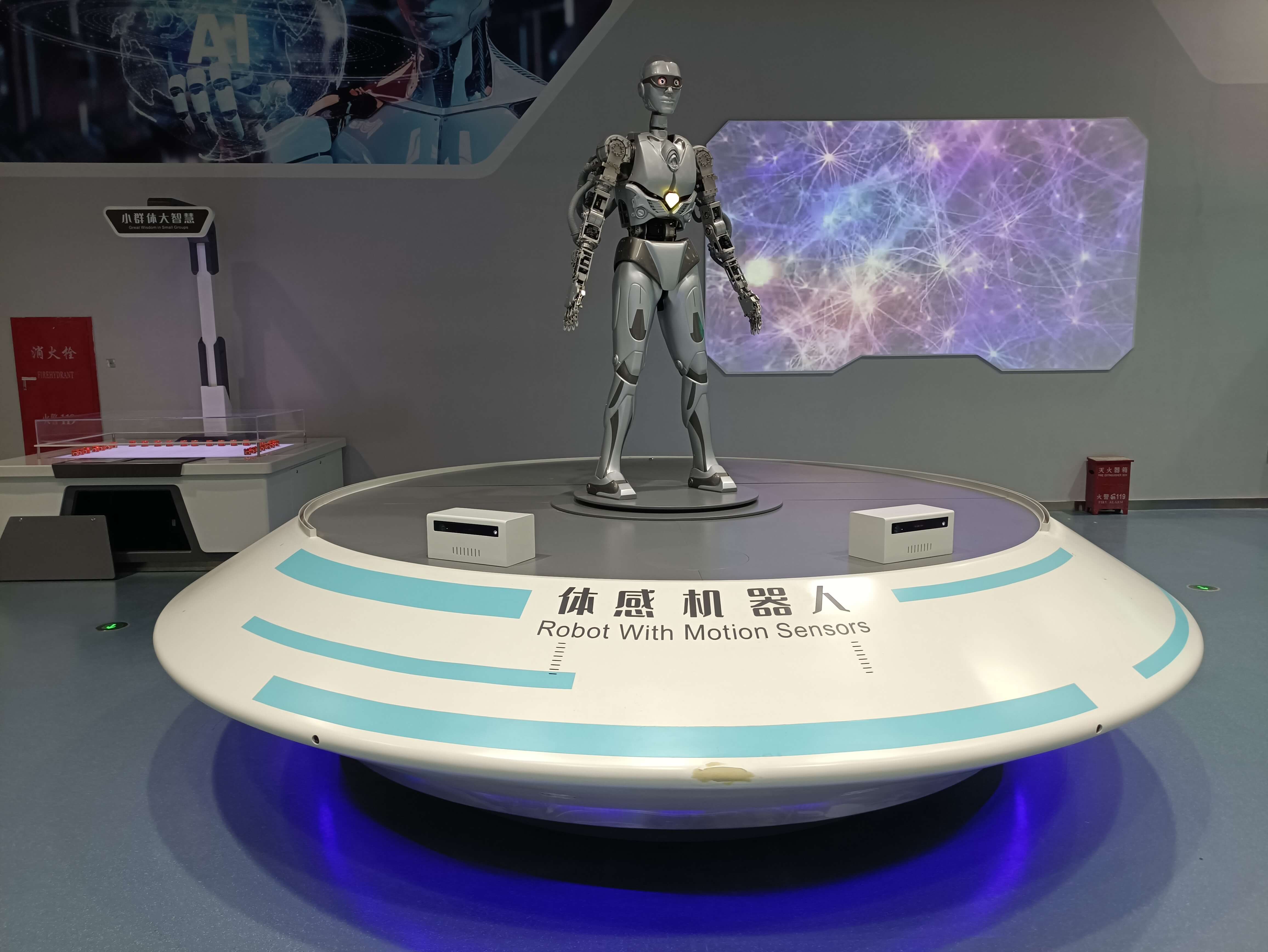 Interactive Museum Exhibits – The Gesture-Sensing Robot