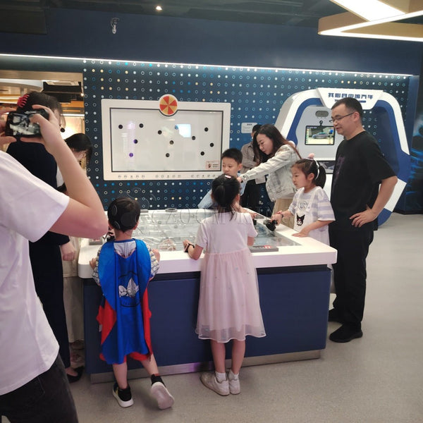 Family interaction at a polarized maze exhibit in a children’s science museum