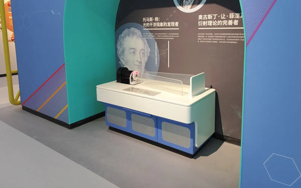 Interactive science exhibit system for hands-on learning in a science museum