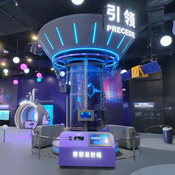 Large-scale interactive science museum exhibit with central mechanical and digital interaction system