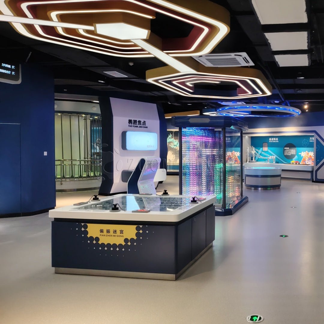 Interactive polarization maze explaining visual perception principles in science museums