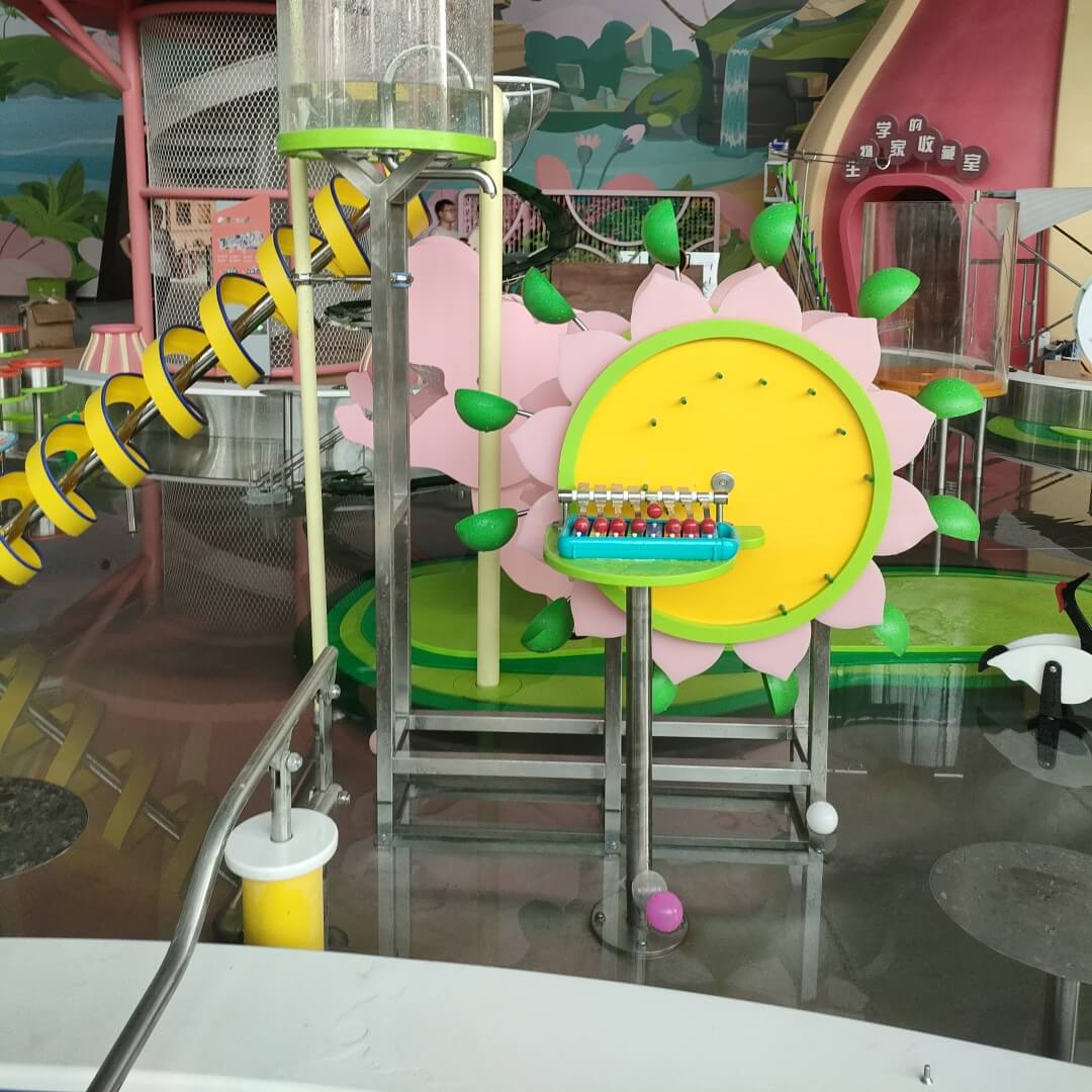 Structural and mechanical details of an interactive water exhibit for children
